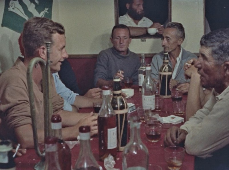 Photo Cousteau Society Au carré de la Calypso, Claude Strada (derrière le clairon), Frédéric Dumas, Jacques-Yves Cousteau, un scaphandrier grec, Denis Martin-Laval (à la fenêtre). Photo Cousteau Society Au carré de la Calypso, Claude Strada (derrière le clairon), Frédéric Dumas, Jacques-Yves Cousteau, un scaphandrier grec, Denis Martin-Laval (à la fenêtre).